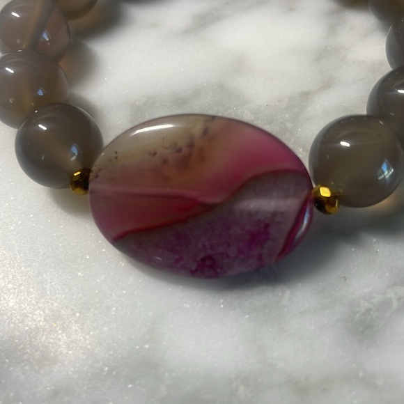 Grey agate with black agate center stone bracelet in size 7” - Picture 2 of 5